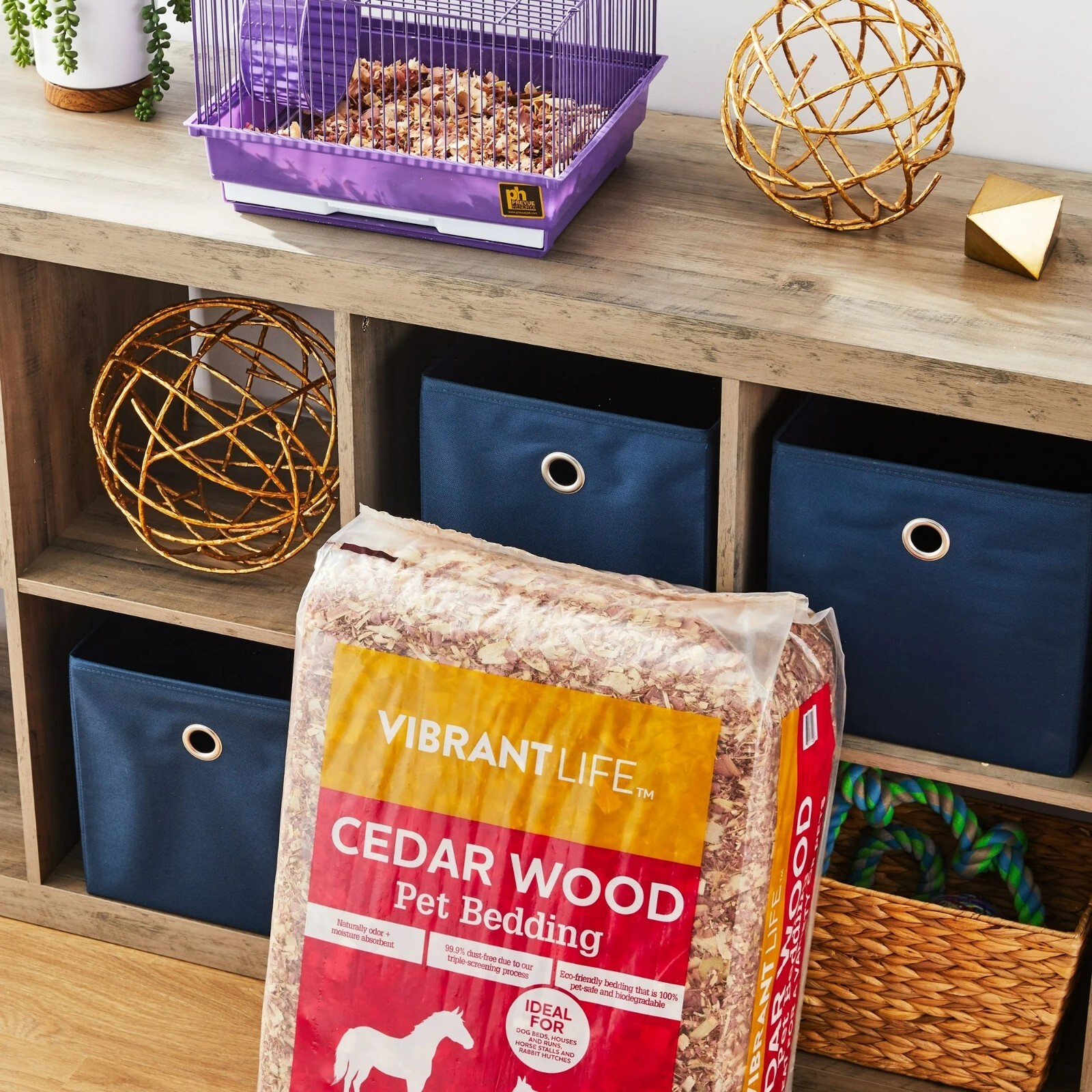 Vibrant Life Cedar Pet Bedding, 141 L